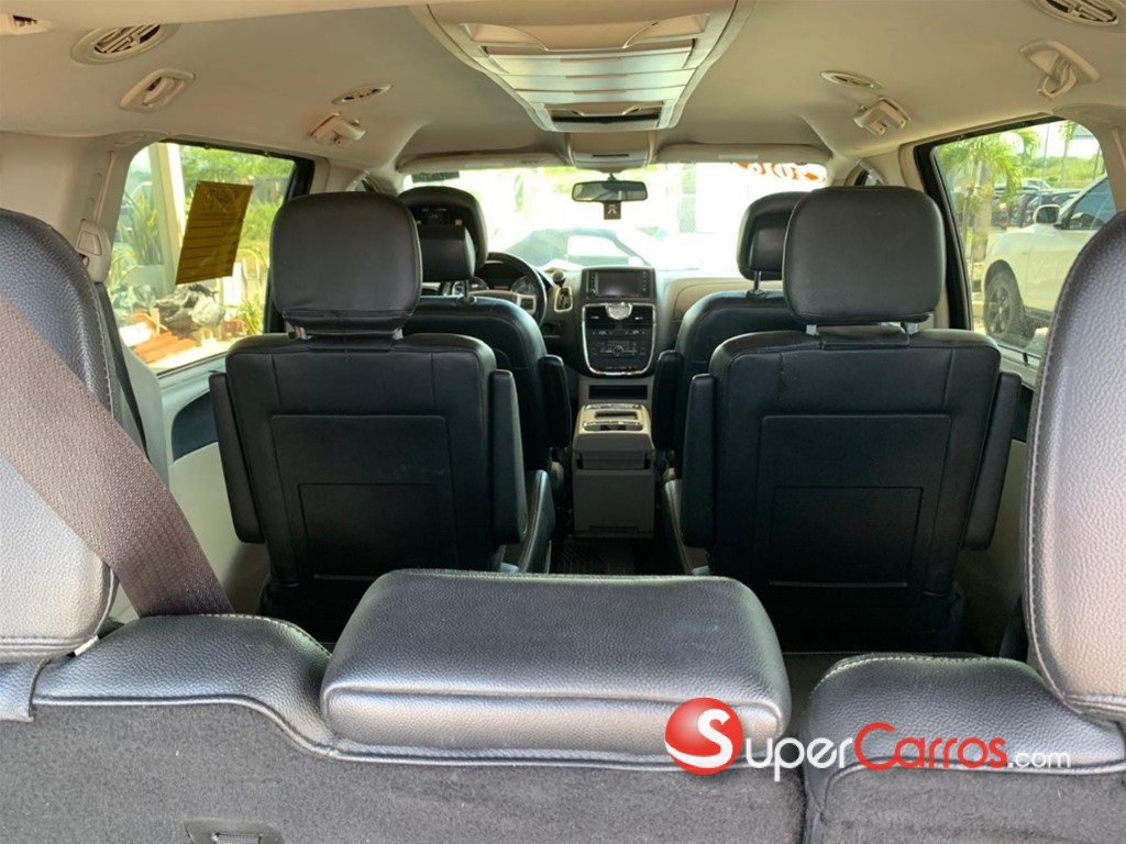2016 Chrysler Town Country — foto 9 / 11