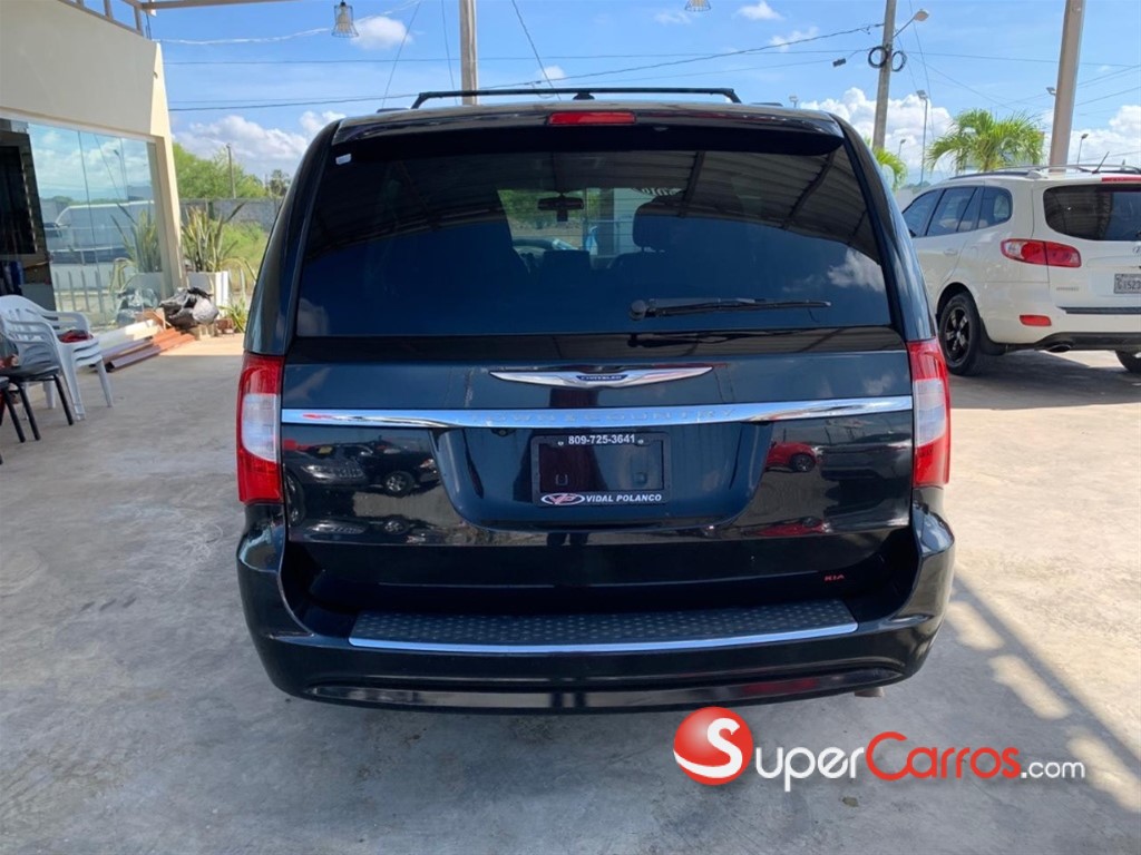 2016 Chrysler Town Country — foto 10 / 11