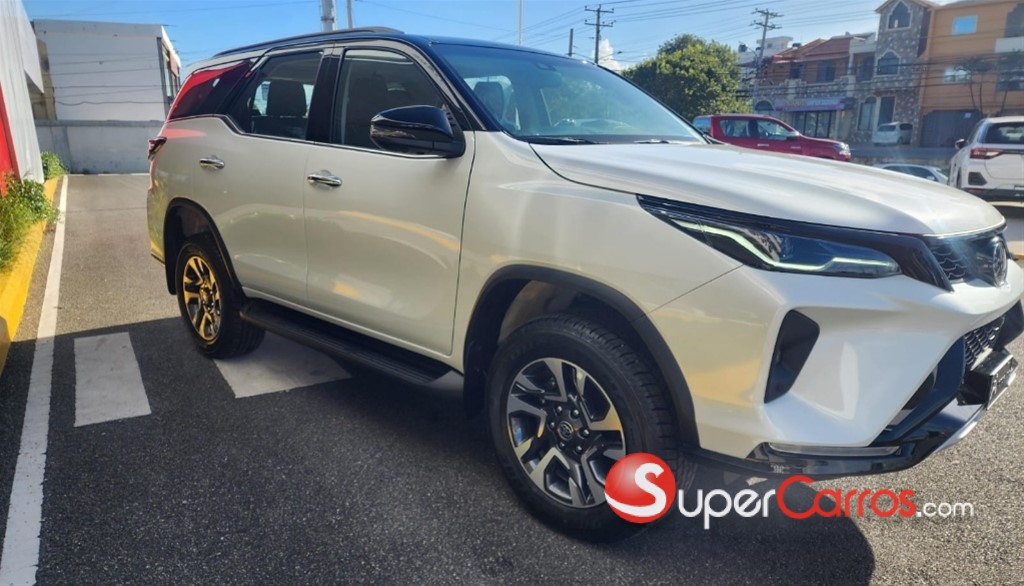 2025 Toyota Fortuner SRV TSS — foto 2 / 10
