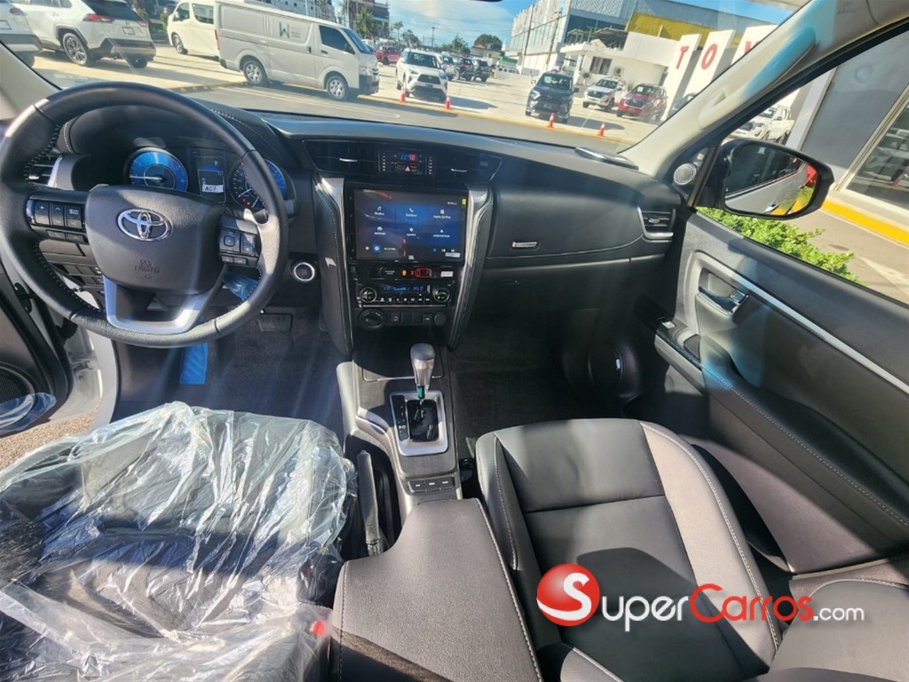 2025 Toyota Fortuner SRV TSS — foto 4 / 10