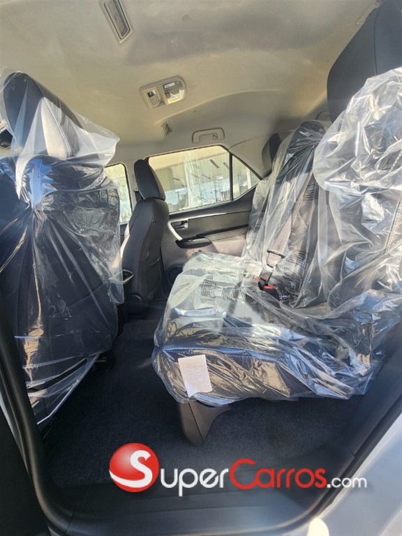 2025 Toyota Fortuner SRV TSS — foto 5 / 10