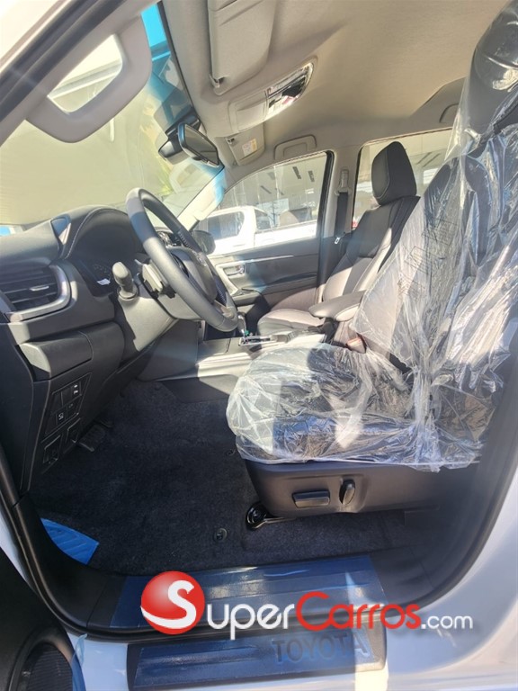 2025 Toyota Fortuner SRV TSS — foto 6 / 10