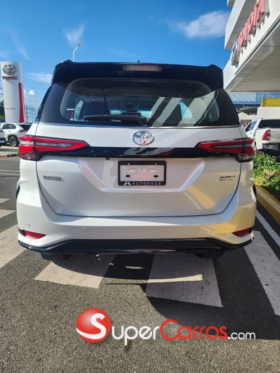 2025 Toyota Fortuner SRV TSS — foto 8 / 10
