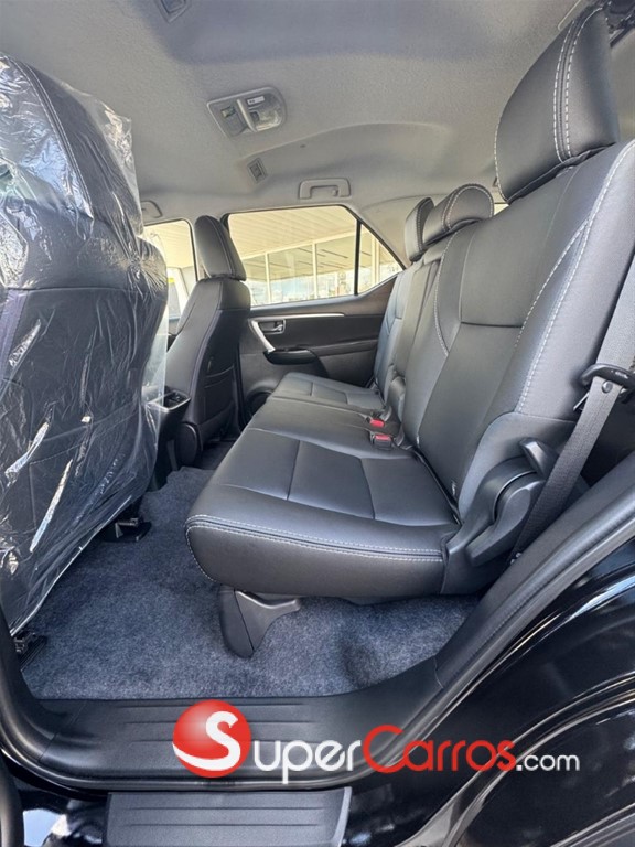 2025 Toyota Fortuner SRV — foto 4 / 12
