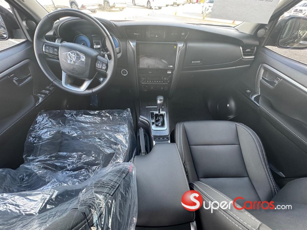 2025 Toyota Fortuner SRV — foto 5 / 12