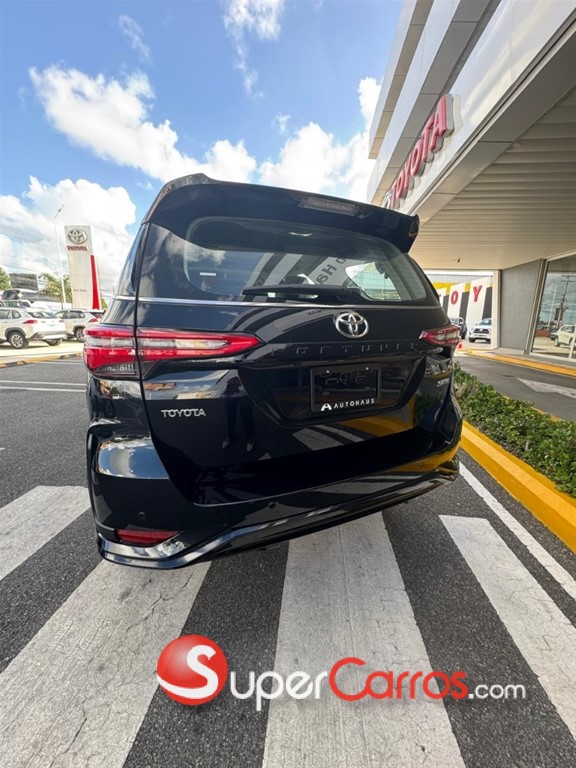 2025 Toyota Fortuner SRV — foto 6 / 12
