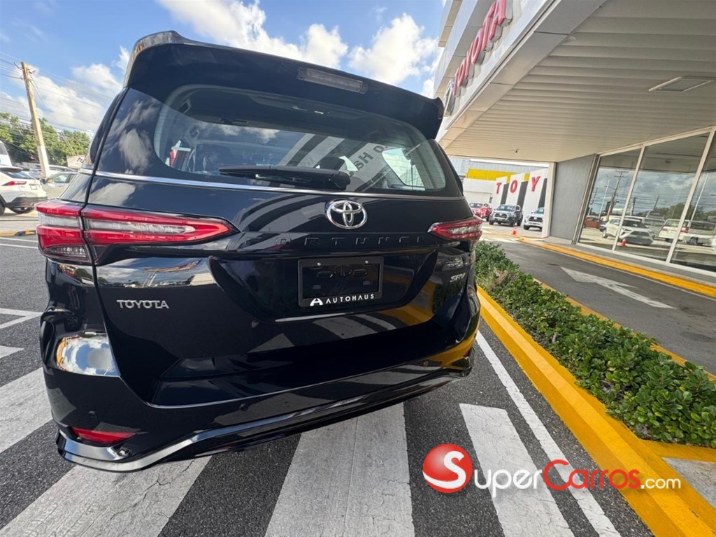 2025 Toyota Fortuner SRV — foto 7 / 12