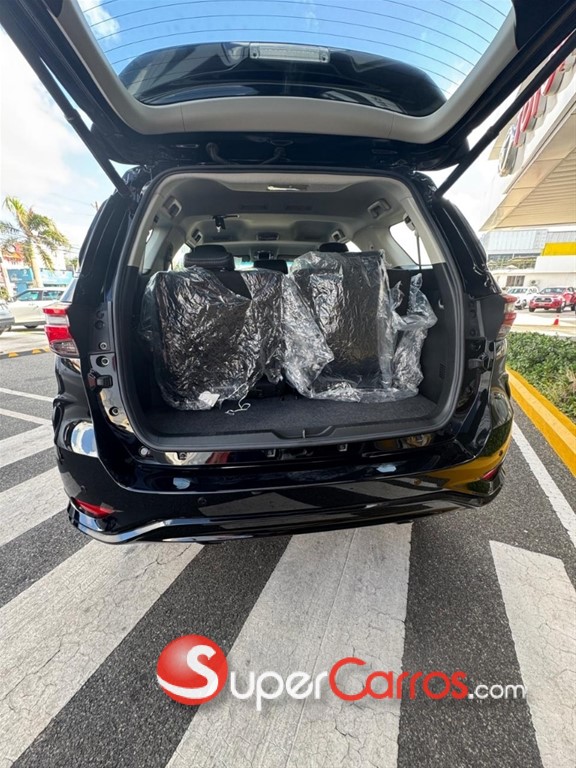 2025 Toyota Fortuner SRV — foto 8 / 12