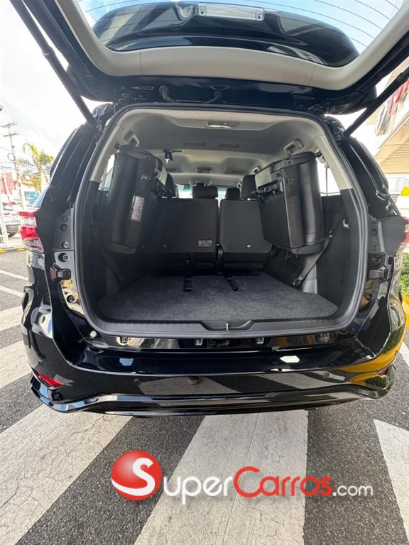 2025 Toyota Fortuner SRV — foto 9 / 12