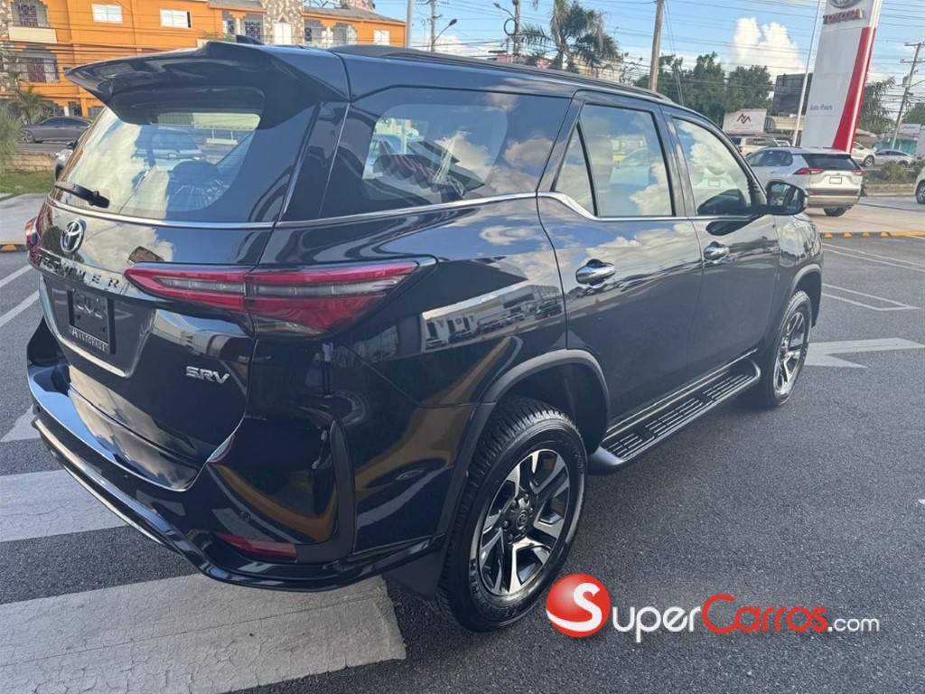 2025 Toyota Fortuner SRV — foto 11 / 12