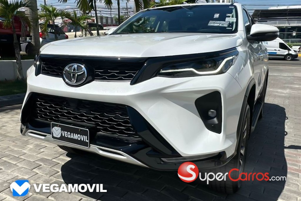 2025 Toyota Fortuner SRV — foto 2 / 11