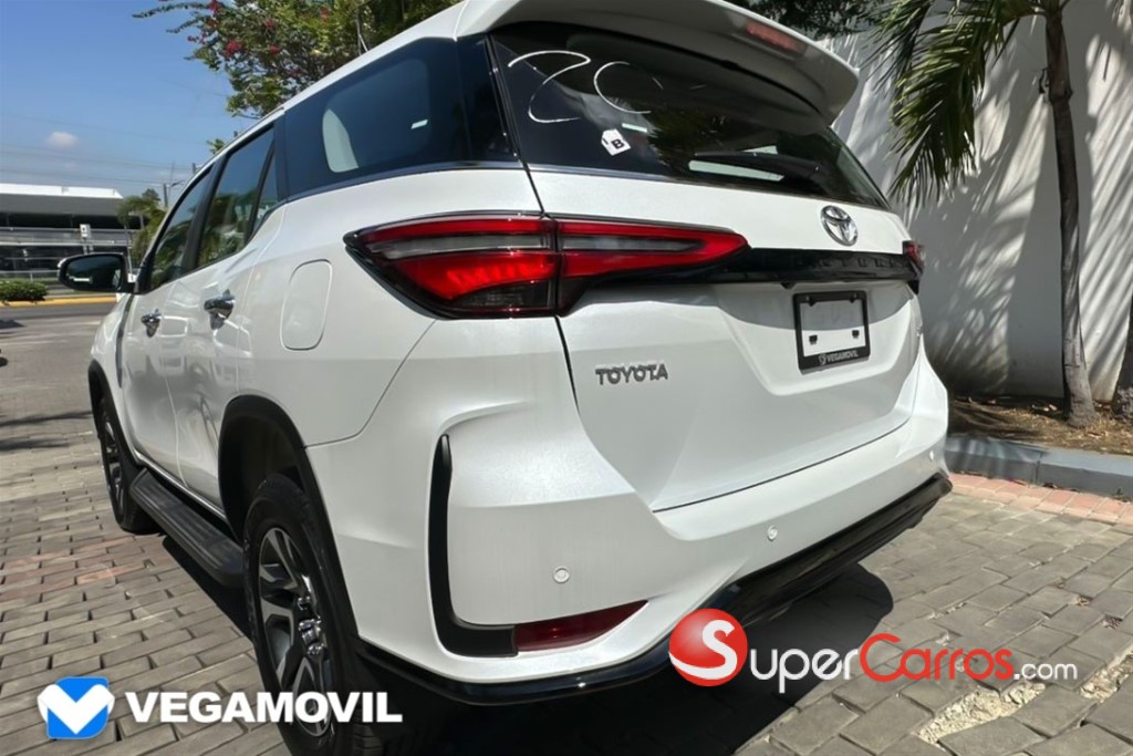 2025 Toyota Fortuner SRV — foto 4 / 11