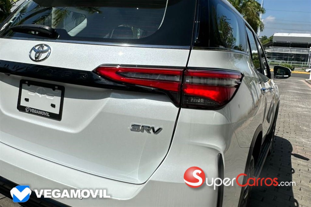 2025 Toyota Fortuner SRV — foto 5 / 11