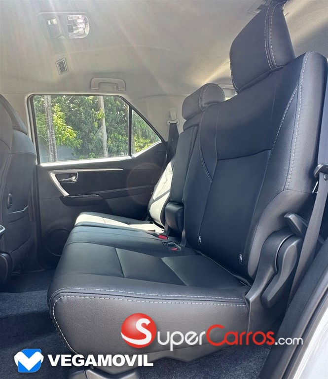 2025 Toyota Fortuner SRV — foto 7 / 11