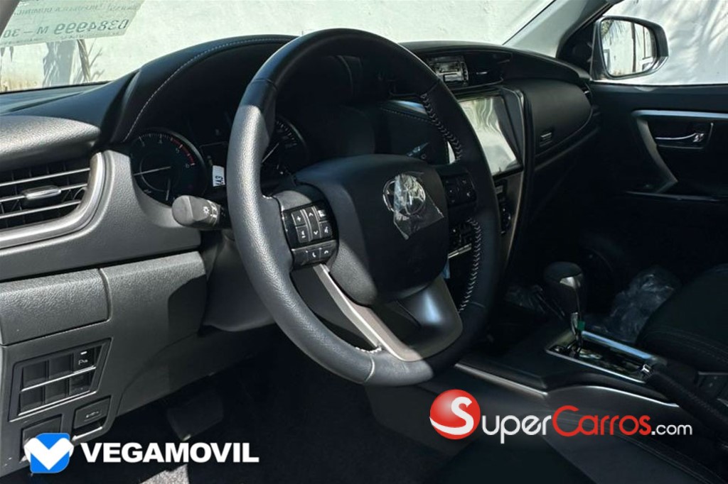 2025 Toyota Fortuner SRV — foto 10 / 11