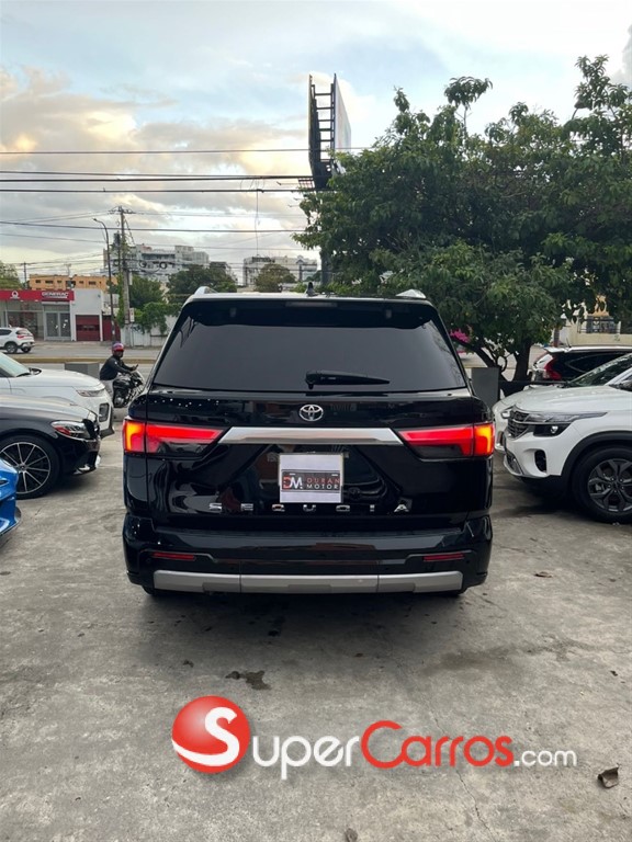 2023 Toyota Sequoia Capstone — foto 8 / 10