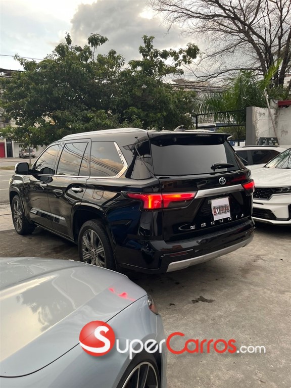 2023 Toyota Sequoia Capstone — foto 9 / 10