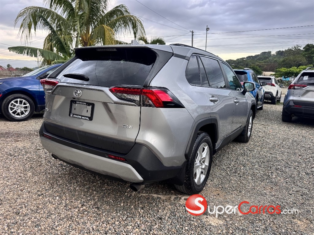 2021 Toyota RAV4 XLE — foto 4 / 9