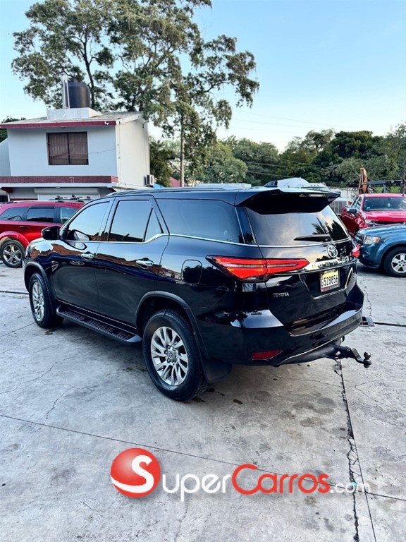 2021 Toyota Fortuner SRV — foto 3 / 12