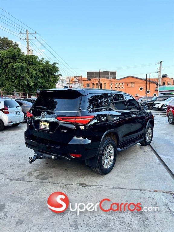 2021 Toyota Fortuner SRV — foto 6 / 12