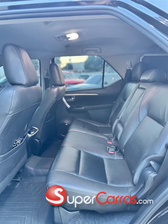 2021 Toyota Fortuner SRV — foto 7 / 12