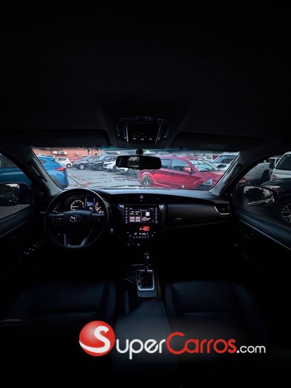 2021 Toyota Fortuner SRV — foto 8 / 12