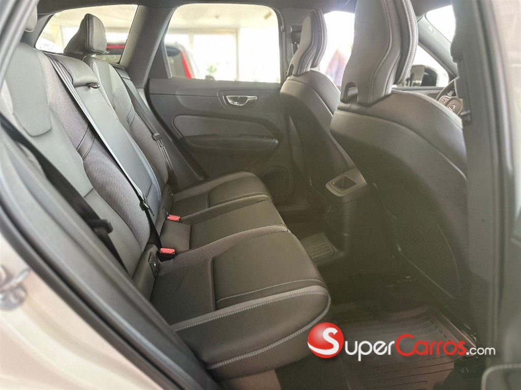 2025 Volvo XC60 Plus Recharge — foto 8 / 10