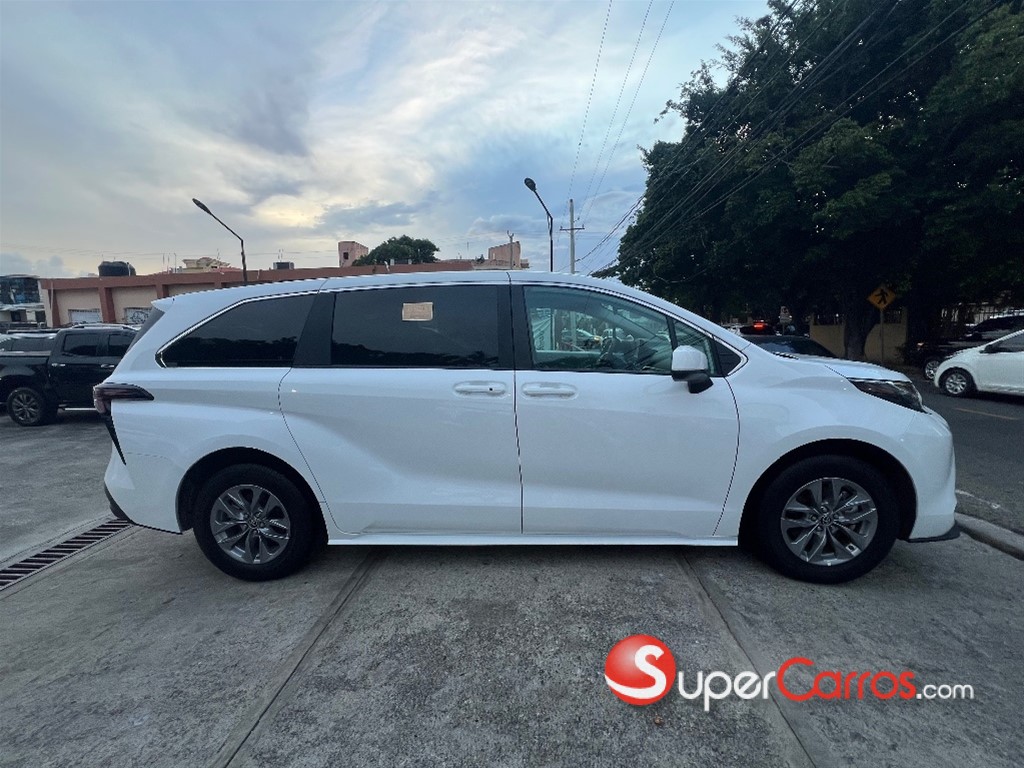 2025 Toyota Sienna LE — foto 4 / 12