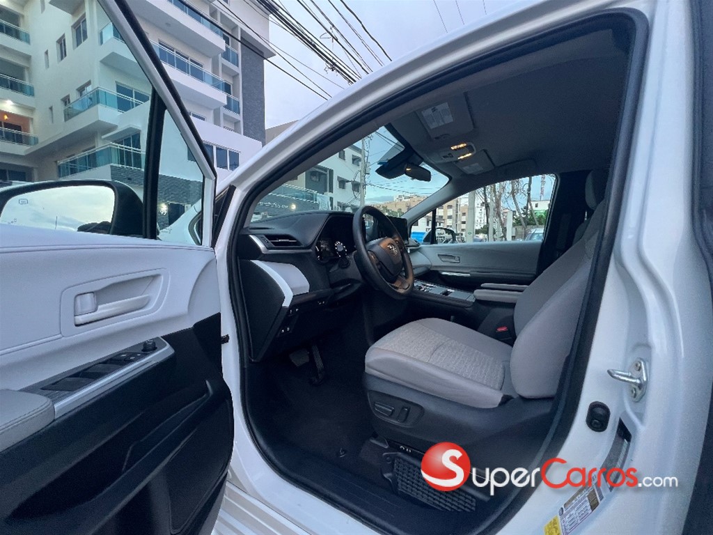 2025 Toyota Sienna LE — foto 7 / 12