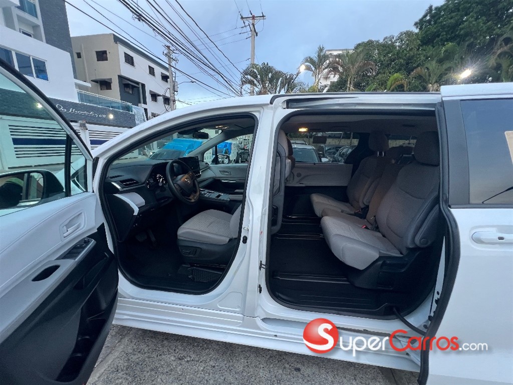 2025 Toyota Sienna LE — foto 8 / 12