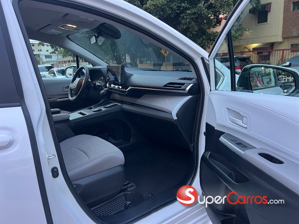 2025 Toyota Sienna LE — foto 9 / 12