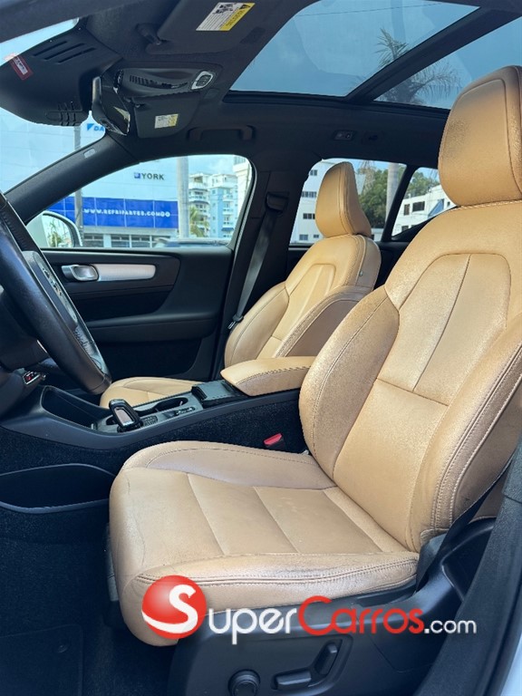2019 Volvo XC40 Momentum — foto 7 / 10