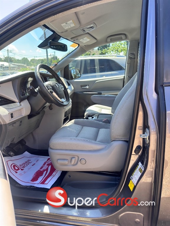 2020 Toyota Sienna LE — foto 2 / 9