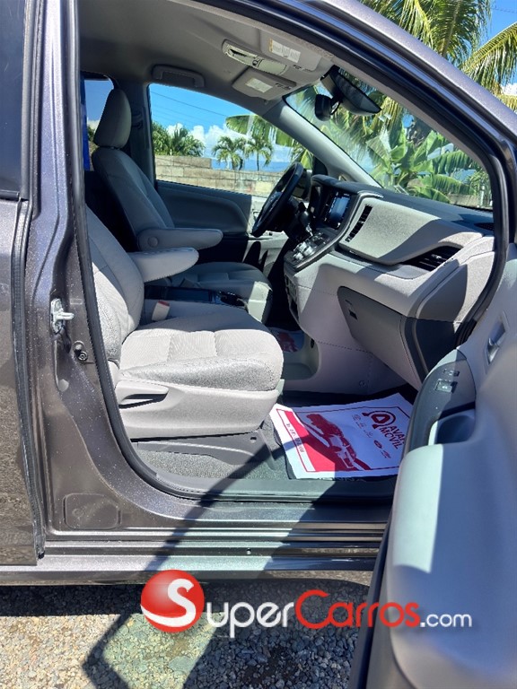 2020 Toyota Sienna LE — foto 4 / 9
