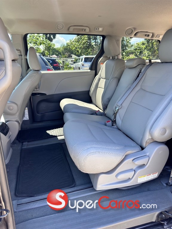 2020 Toyota Sienna LE — foto 6 / 9