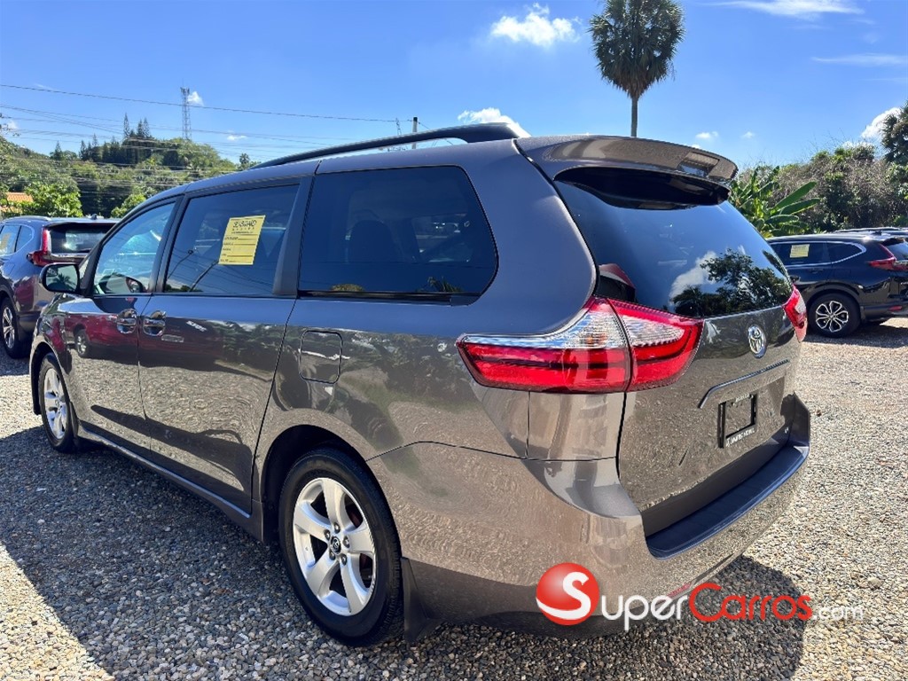 2020 Toyota Sienna LE — foto 8 / 9
