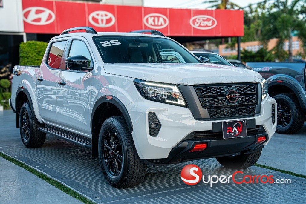 2025 Nissan Frontier Pro-4X — foto 2 / 12