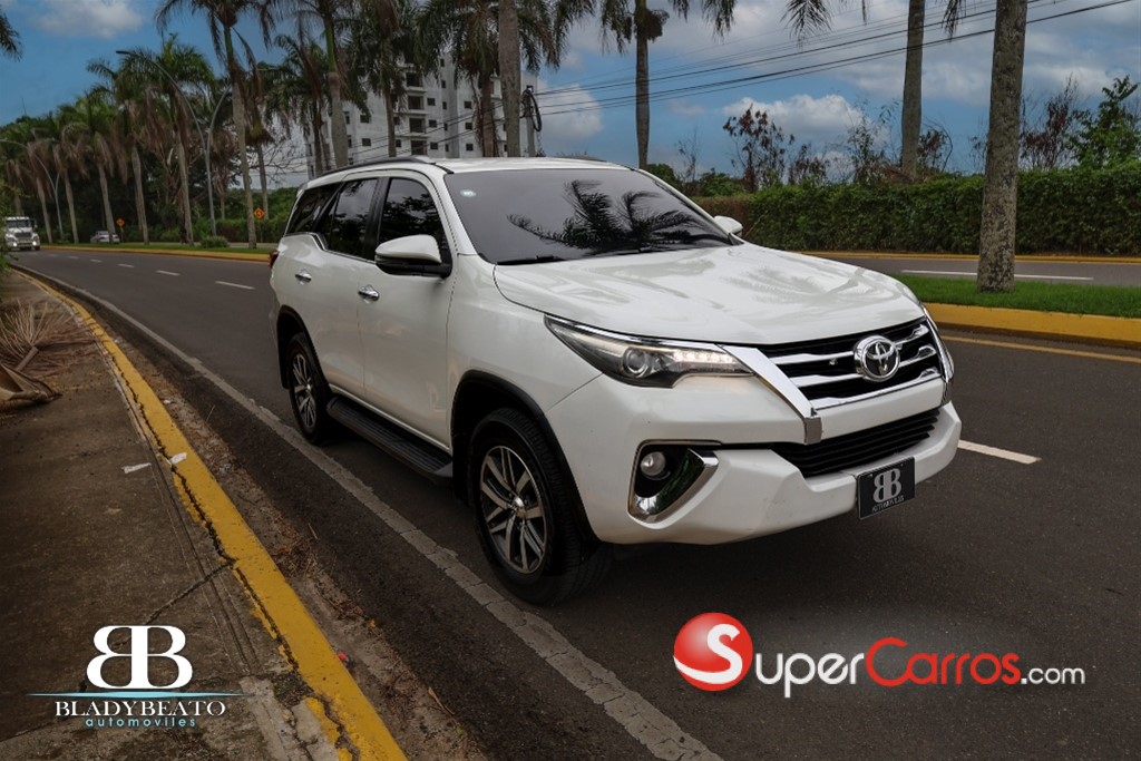 2019 Toyota Fortuner SRV — foto 3 / 11