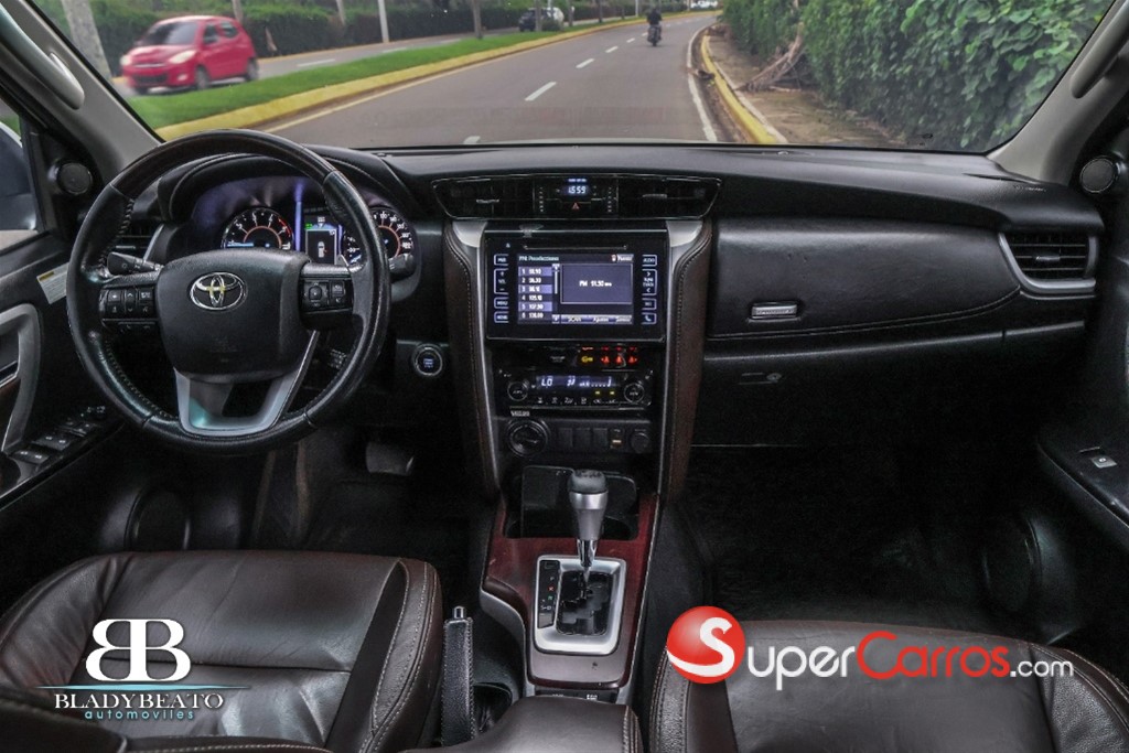 2019 Toyota Fortuner SRV — foto 7 / 11