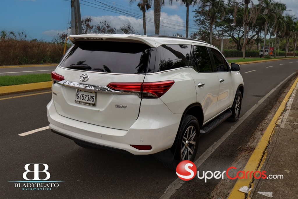 2019 Toyota Fortuner SRV — foto 8 / 11