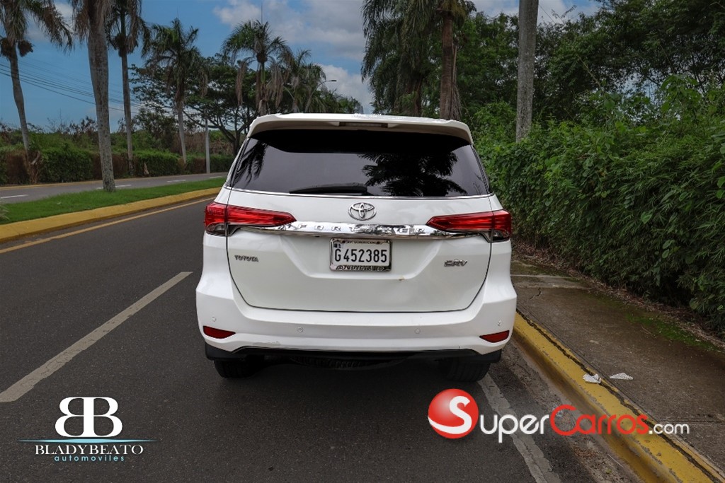 2019 Toyota Fortuner SRV — foto 9 / 11