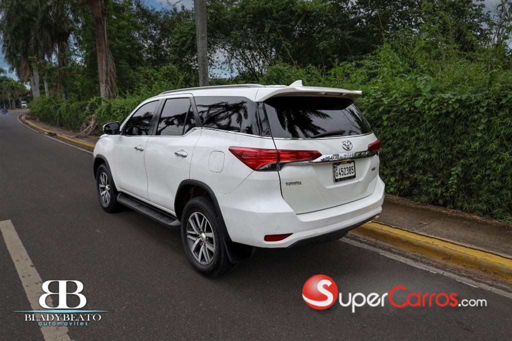 2019 Toyota Fortuner SRV — foto 10 / 11