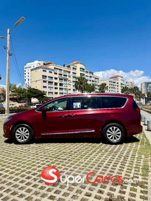 2019 Chrysler Pacifica Touring — foto 2 / 7