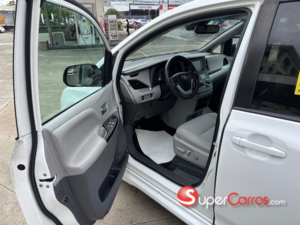2020 Toyota Sienna LE — foto 7 / 11