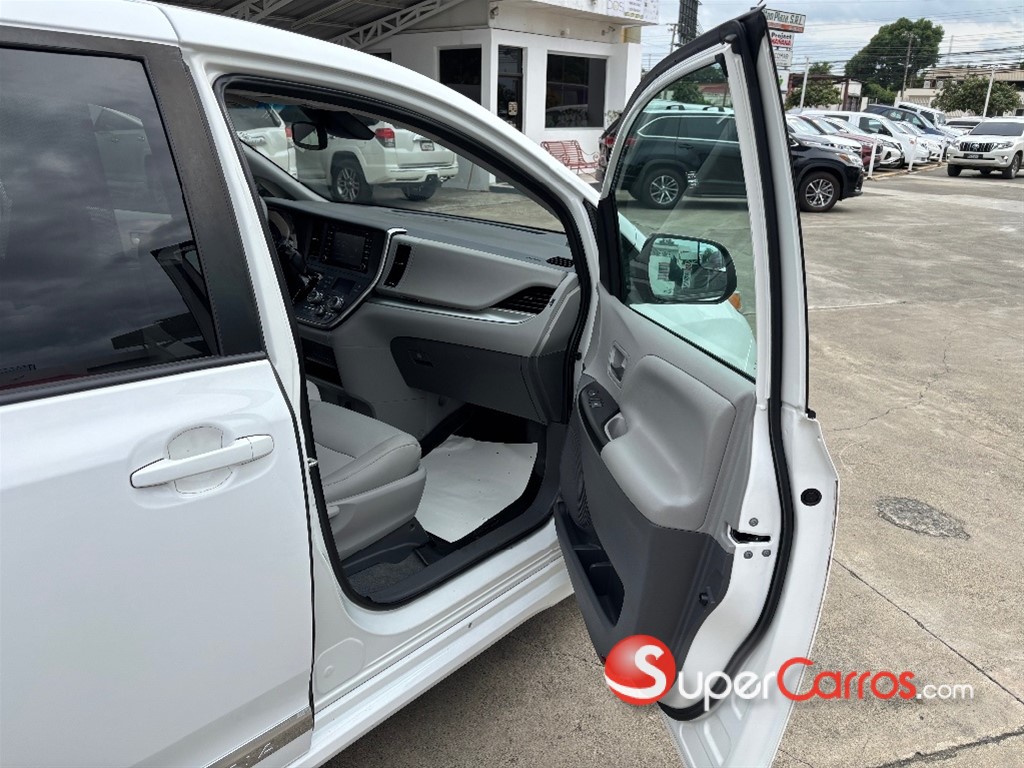 2020 Toyota Sienna LE — foto 8 / 11