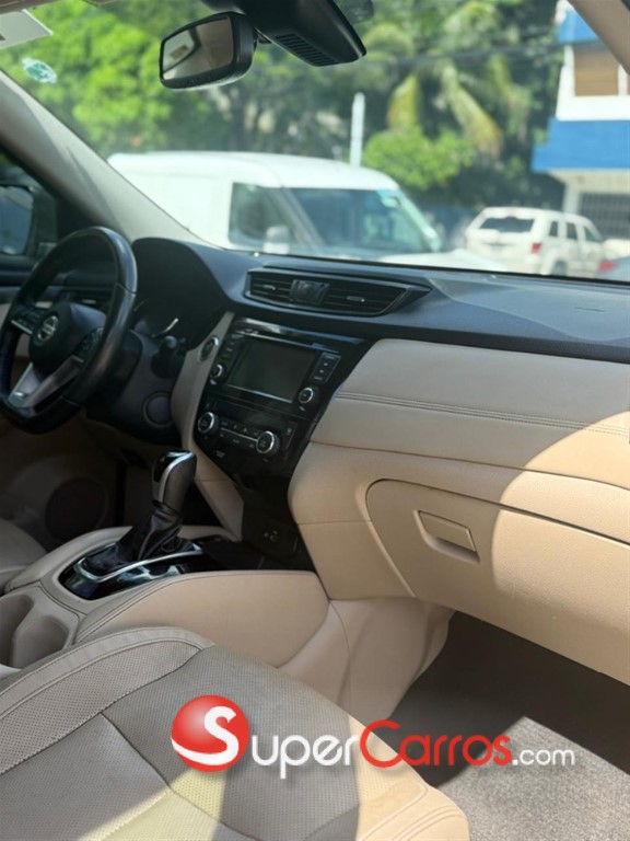 2020 Nissan Rogue SL — foto 8 / 12