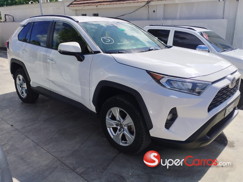 2020 Toyota RAV4 XLE — foto 3 / 8