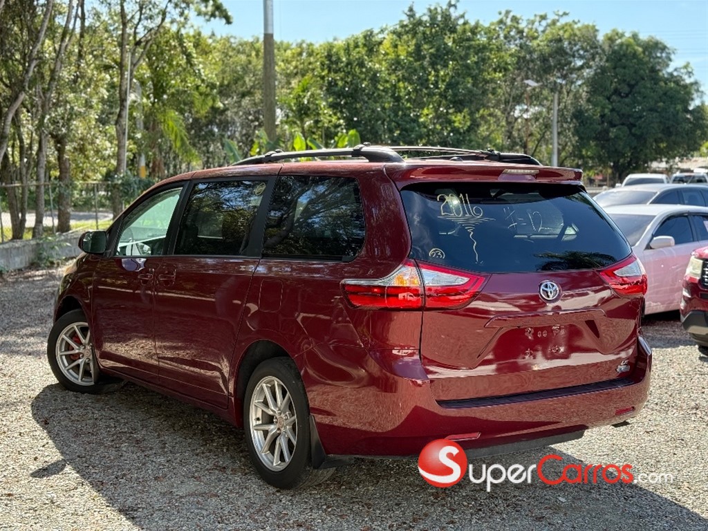 2016 Toyota Sienna LE — foto 4 / 10