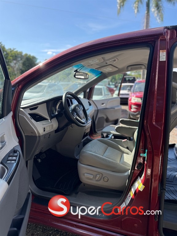 2016 Toyota Sienna LE — foto 6 / 10