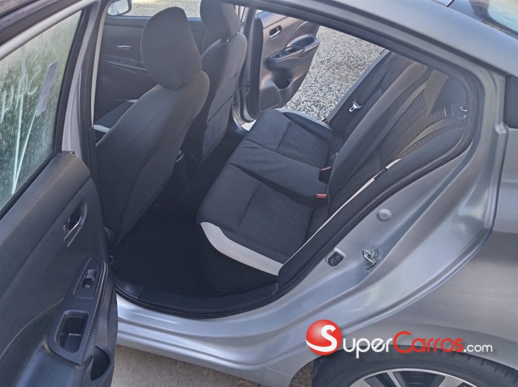 2021 Nissan Versa SV — foto 8 / 12
